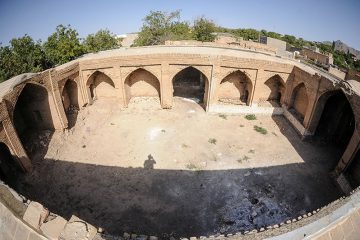 مرمت کاروانسرای طینوج قم در حال انجام است