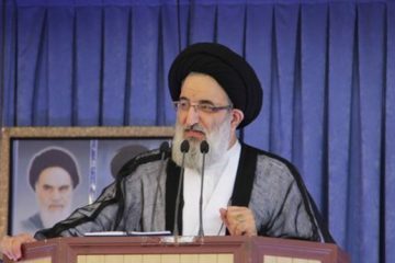 انتقاد امام جمعه کرج از شام دادن ادارات برای کاندیداها/ رئیس جمهور نگران برخورد با مفاسد نباشد