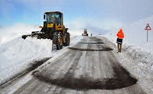 بارش نزولات آسمانی و تلاش راهداران برای برقراری تردد در جاده ها