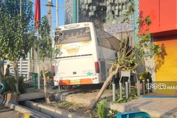 اتوبوس برون‌شهری در خیابان امیرکبیر اصفهان با مسجد برخورد کرد + عکس‌