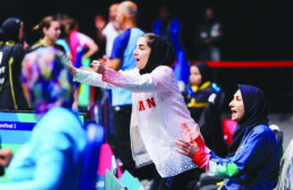 لیموچی رئیس کمیته جهانی پاراتنیس روی میز شد