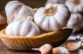 در این زمان از روز لب به سیر خام نزنید