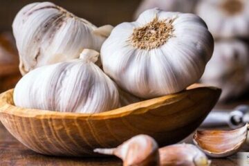 در این زمان از روز لب به سیر خام نزنید