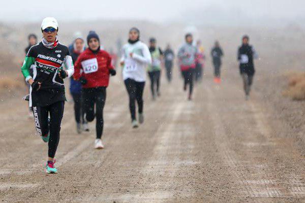 فاطمه نصر آبادی قهرمان دو صحرا نوردی بانوان شد